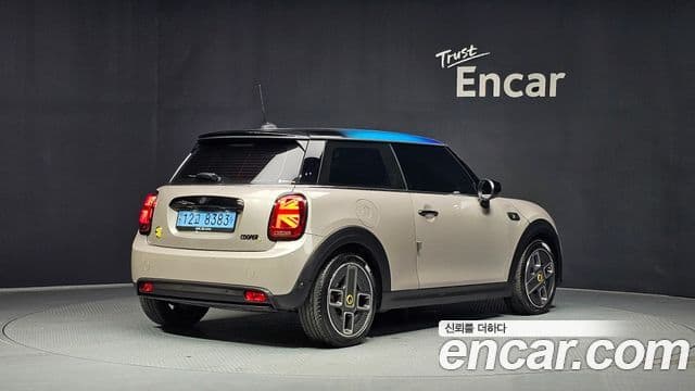 Mini Cooper Electric 2022 — ფოტო 25/32