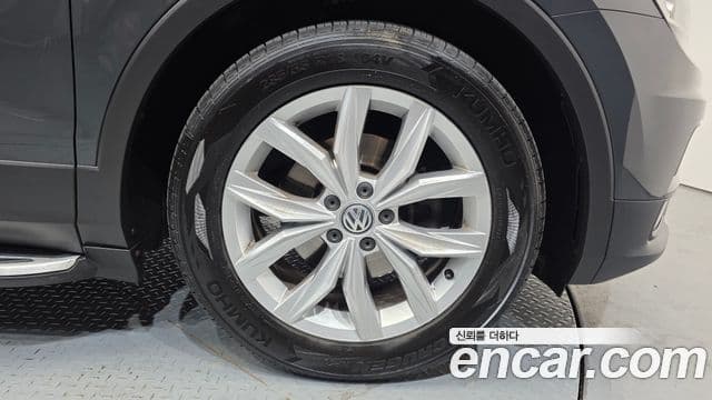 Volkswagen Tiguan 2018 — ფოტო 5/20
