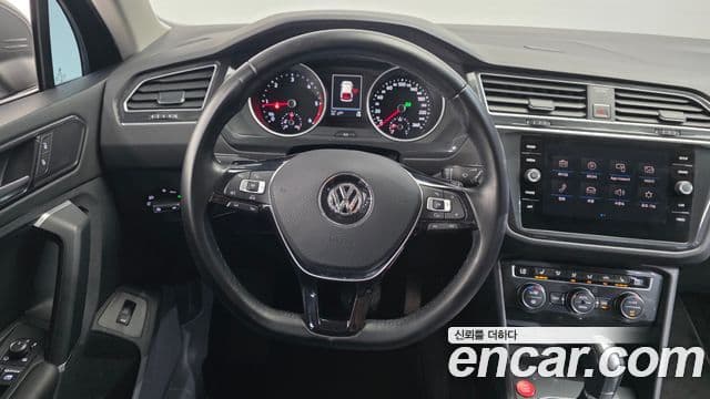 Volkswagen Tiguan 2018 — ფოტო 13/20