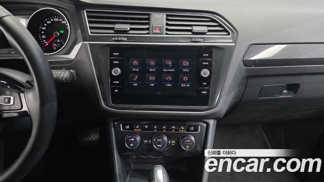 Volkswagen Tiguan 2018 — ფოტო 14/20