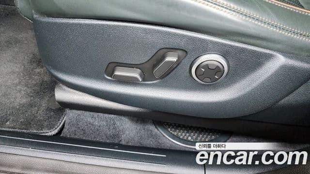 Genesis GV70 2021 — Photo 29/30