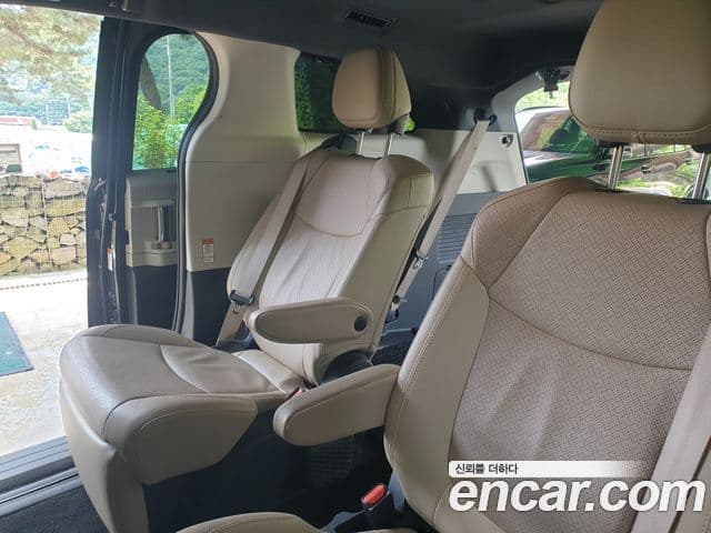Toyota Sienna 2022 — Şəkil 7/13