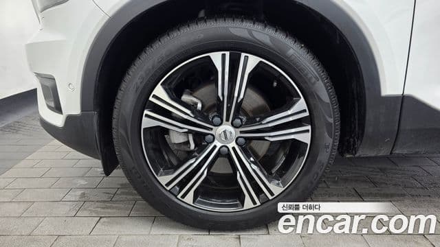 Volvo XC40 2019 — ფოტო 9/34