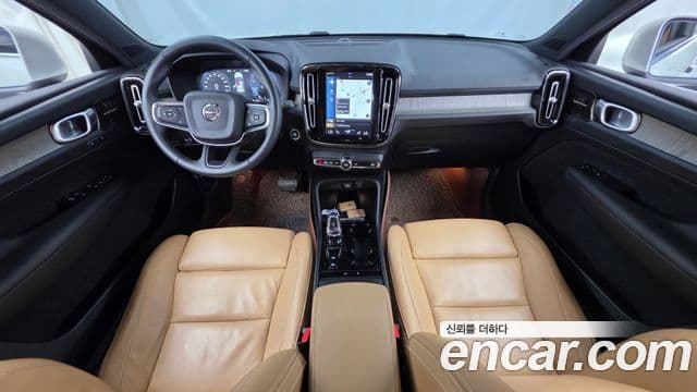 Volvo XC40 2019 — ფოტო 26/34