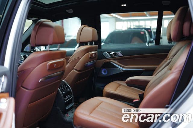 BMW X7 2023 — ფოტო 8/20