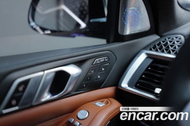 BMW X7 2023 — ფოტო 15/20