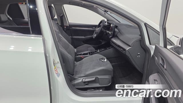 Volkswagen Golf 2025 — Photo 27/32