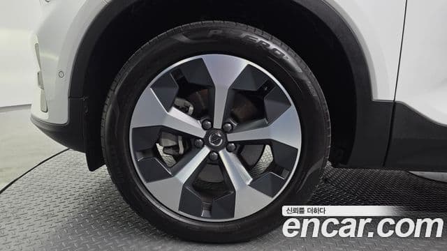 Volvo XC40 2024 — Photo 25/30