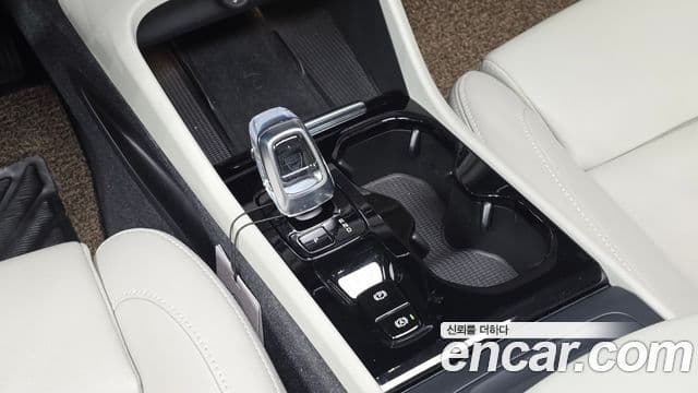 Volvo XC40 2024 — ფოტო 9/20