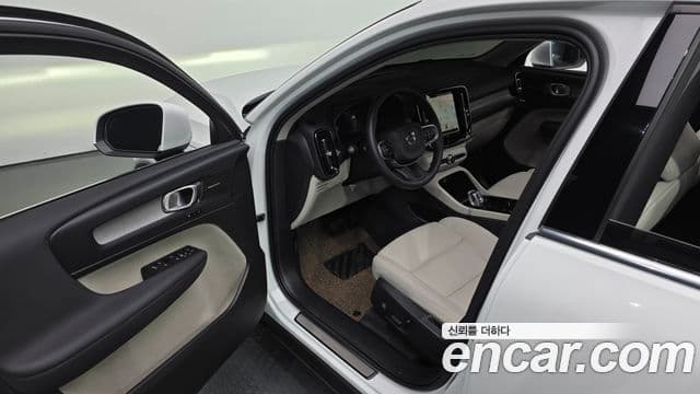 Volvo XC40 2024 — Photo 27/30