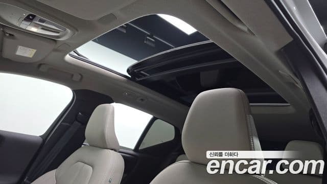 Volvo XC40 2024 — Photo 28/30
