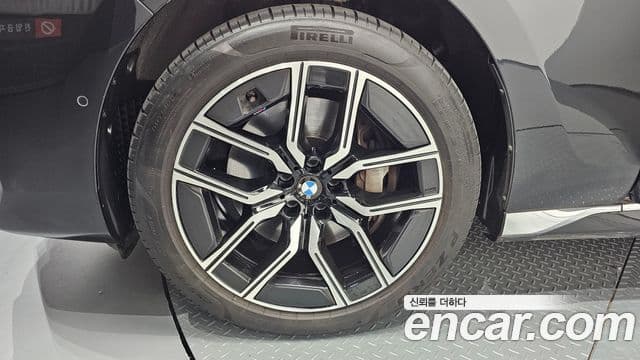 BMW 7 Series 2023 — ფოტო 5/20