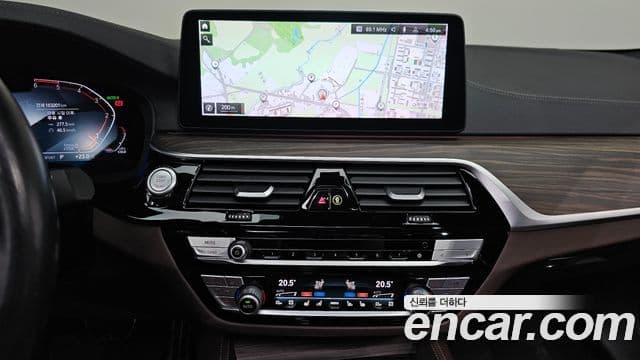 BMW 5 Series 2021 — ფოტო 14/20