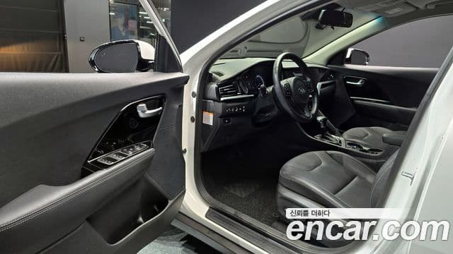 Kia Niro 2021 — ფოტო 10/20