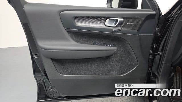 Volvo XC40 2025 — Photo 23/33