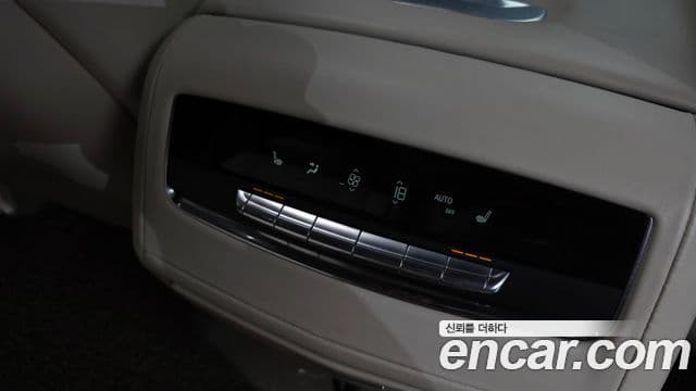 Cadillac Escalade 2021 — ფოტო 18/20