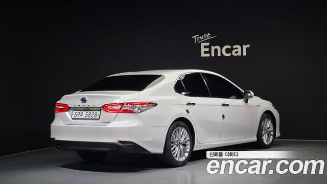 Toyota Camry 2019 — ფოტო 25/32