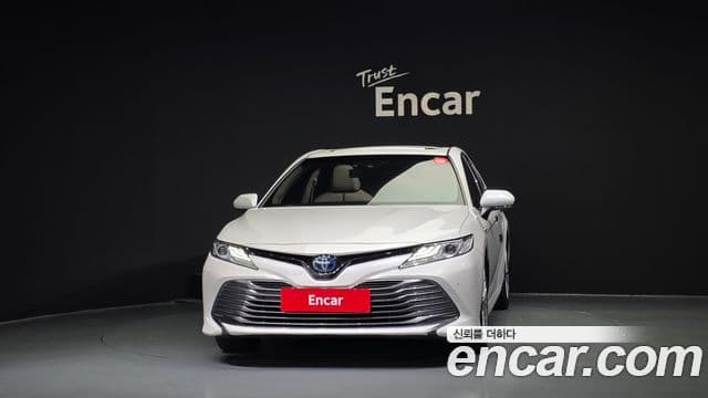 Toyota Camry 2019 — ფოტო 16/32