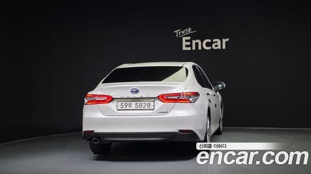 Toyota Camry 2019 — ფოტო 26/32