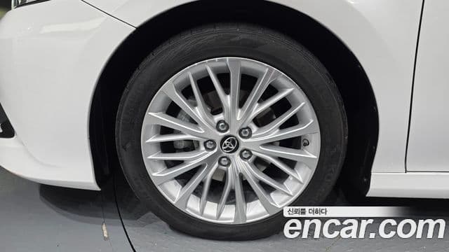 Toyota Camry 2019 — ფოტო 8/32