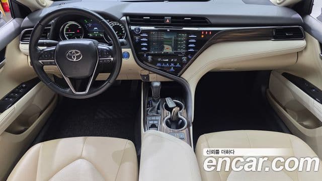 Toyota Camry 2019 — ფოტო 21/32