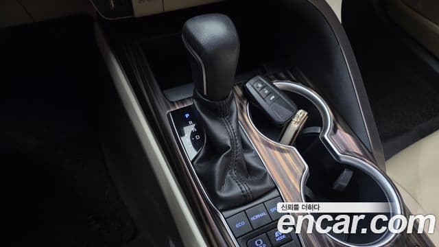 Toyota Camry 2019 — ფოტო 22/32
