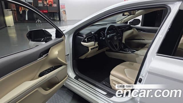 Toyota Camry 2019 — ფოტო 23/32