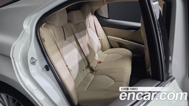 Toyota Camry 2019 — ფოტო 2/32