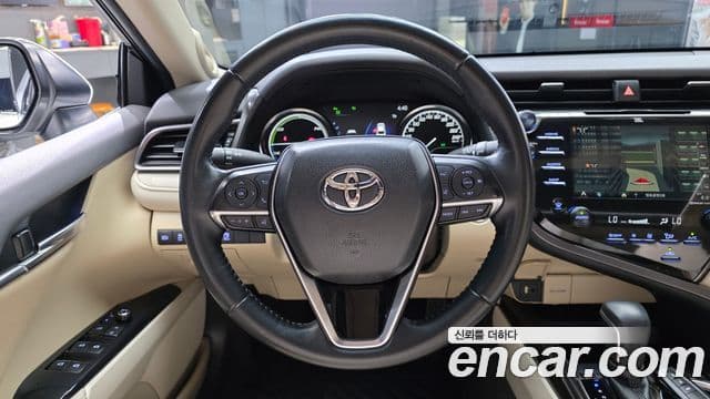 Toyota Camry 2019 — ფოტო 20/32