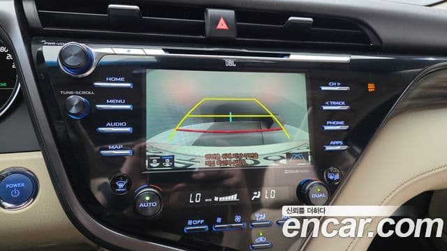 Toyota Camry 2019 — ფოტო 29/32