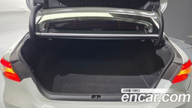 Toyota Camry 2019 — ფოტო 3/32