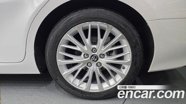 Toyota Camry 2019 — ფოტო 10/32
