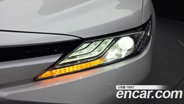 Toyota Camry 2019 — ფოტო 9/32