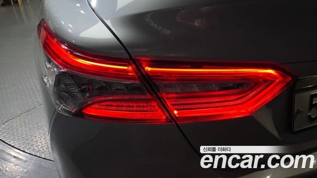 Toyota Camry 2019 — ფოტო 6/32