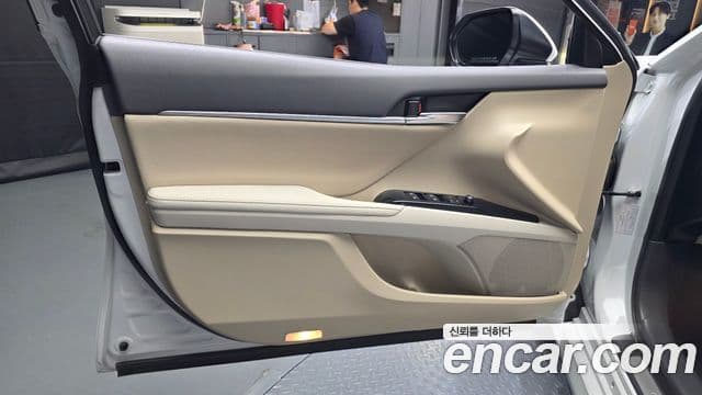 Toyota Camry 2019 — ფოტო 19/32
