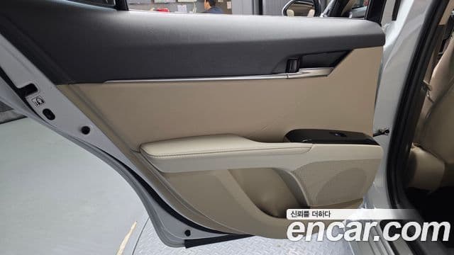 Toyota Camry 2019 — ფოტო 17/32