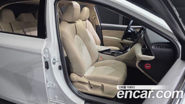 Toyota Camry 2019 — ფოტო 18/32
