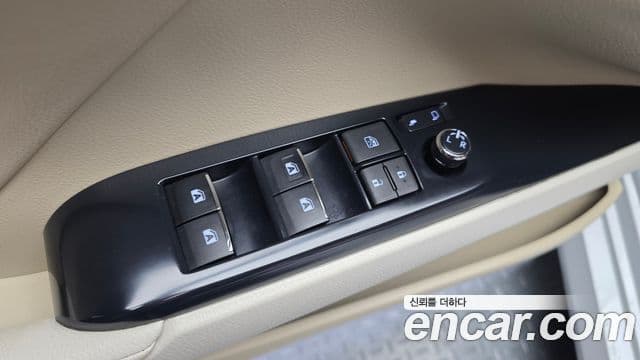 Toyota Camry 2019 — ფოტო 30/32