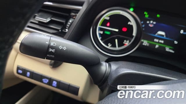 Toyota Camry 2019 — ფოტო 24/32