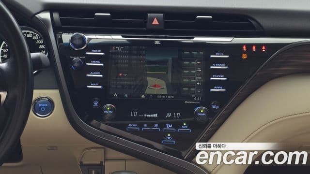 Toyota Camry 2019 — ფოტო 32/32
