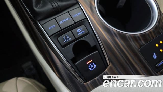 Toyota Camry 2019 — ფოტო 11/32