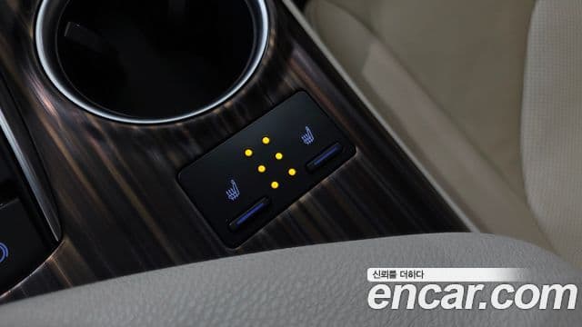 Toyota Camry 2019 — ფოტო 13/32