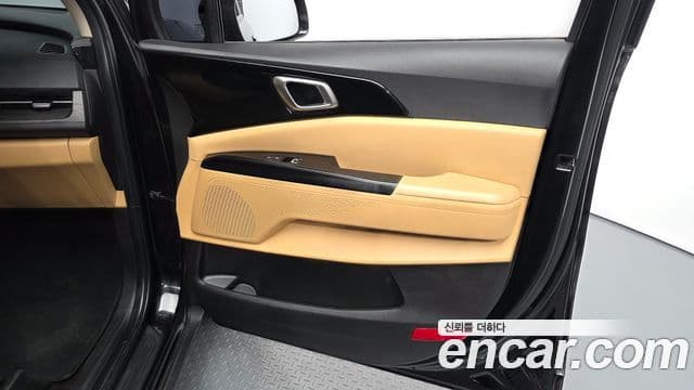 Kia Carnival 2023 — ფოტო 8/30