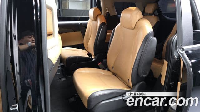 Kia Carnival 2023 — ფოტო 14/30