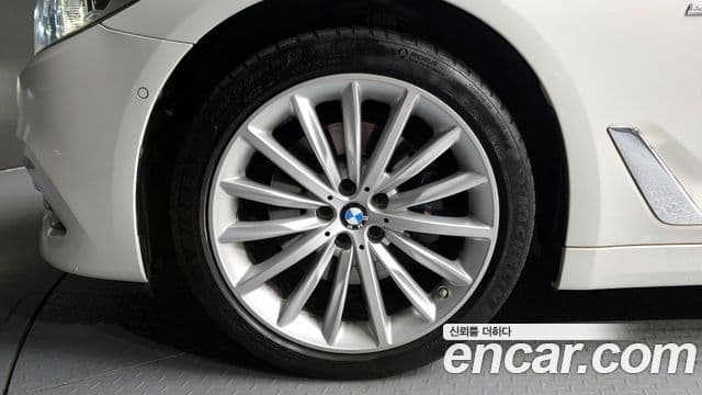 BMW 5 Series 2018 — Фото 4/20
