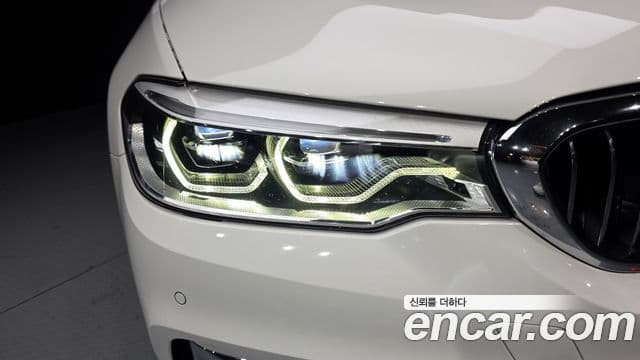 BMW 5 Series 2018 — Şəkil 32/35