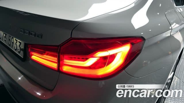 BMW 5 Series 2018 — Şəkil 19/35