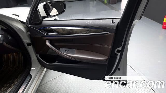 BMW 5 Series 2018 — Şəkil 23/35