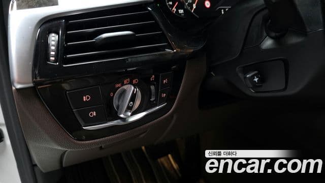BMW 5 Series 2018 — Şəkil 30/35