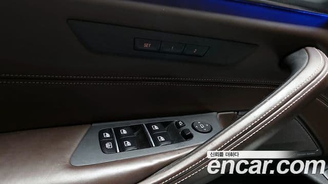 BMW 5 Series 2018 — Şəkil 28/35